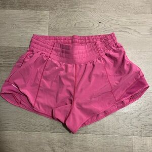Lululemon hotty hot 2.5in inseam size 8 in Sonic Pink